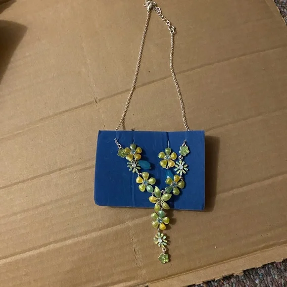 Avon Green and Yellow Floral Necklace - Picture 2 of 3